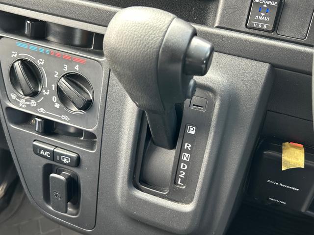 ハイゼットカーゴデラックスＳＡIII　純正ナビ　ＥＴＣ　ドライブレコーダー保証１年間距離無制限付き　オーバーヘッドシェルフ　前席パワーウインドウ　アイドリングストップ　キーレスエントリー　純正ナビゲーション　ＥＴＣ車載器　ドライブレコーダー　リヤベンチシート（東京都）の中古車