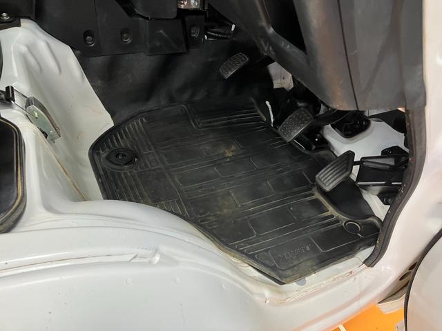 ハイゼットトラックスタンダードＳＡIIIｔ４ＷＤ　５段マニュアルシフト　サポカーＳワイド適合　三方開　ゴムマット　ラジオ　エアコン　光軸調整ダイヤル　横滑り防止機能　誤発進抑制機能（神奈川県）の中古車
