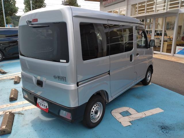 ハイゼットカーゴＤＸサポカーＳワイド適合　ラジオ　エアコン　アクセサリーソケット　コーナーセンサー　アイドリングストップ　光軸調整ダイヤル　横滑り防止機能　誤発進抑制機能　パワーウインドウ　キーレス（神奈川県）の中古車