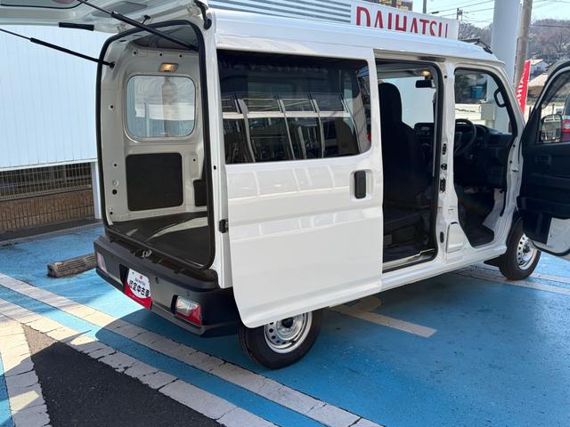 ハイゼットカーゴＤＸサポカーＳワイド適合　ラジオ　エアコン　アクセサリーソケット　コーナーセンサー　アイドリングストップ　光軸調整ダイヤル　横滑り防止機能　誤発進抑制機能　パワーウインドウ　キーレス（神奈川県）の中古車