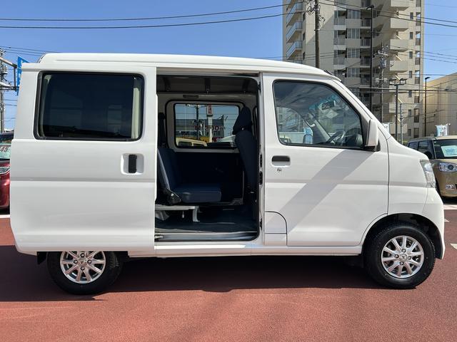 ハイゼットカーゴクルーズ　７インチナビ　電動格納ドアミラー　バックカメラ保証１年間距離無制限付き・ワンセグナビ・電動格納ドアミラー・キーレス・バックカメラ・リヤベンチシート・前席パワーウインドウ（東京都）の中古車