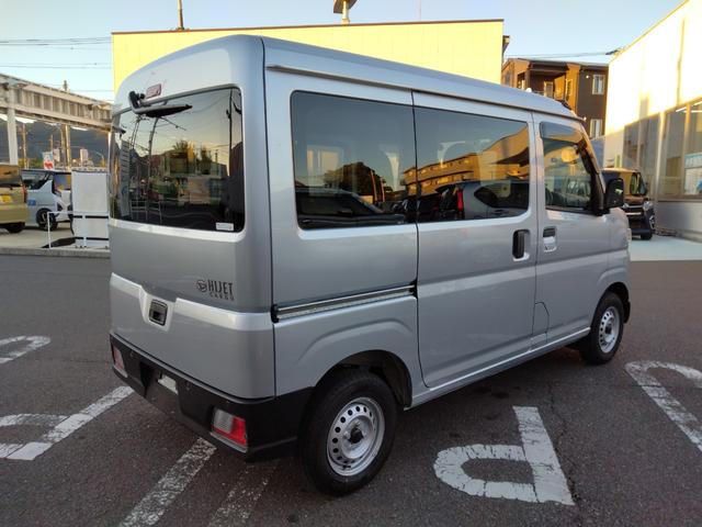 ハイゼットカーゴＤＸサポカーＳワイド適合　ラジオ　エアコン　アクセサリーソケット　コーナーセンサー　アイドリングストップ　光軸調整ダイヤル　横滑り防止機能　誤発進抑制機能　パワーウインドウ　キーレス（神奈川県）の中古車