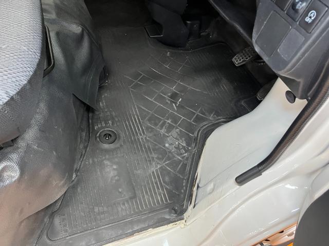 ハイゼットカーゴ２シータークリーンＳＡIIIサポカーＳワイド適合　ドラレコ　ラジオ　エアコン　アクセサリーソケット　アイドリングストップ　光軸調整ダイヤル　横滑り防止機能　誤発進抑制機能　オートハイビーム（神奈川県）の中古車