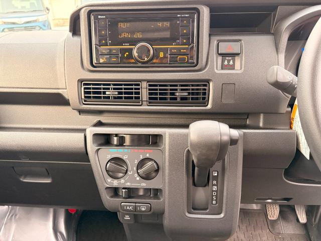 ハイゼットカーゴＤＸサポカーＳワイド適合　ラジオ　エアコン　アクセサリーソケット　コーナーセンサー　アイドリングストップ　光軸調整ダイヤル　横滑り防止機能　誤発進抑制機能　パワーウインドウ　キーレス（神奈川県）の中古車