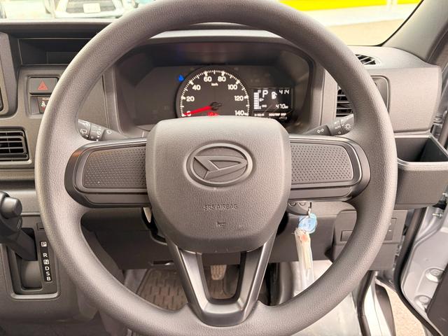 ハイゼットカーゴＤＸサポカーＳワイド適合　ラジオ　エアコン　アクセサリーソケット　コーナーセンサー　アイドリングストップ　光軸調整ダイヤル　横滑り防止機能　誤発進抑制機能　パワーウインドウ　キーレス（神奈川県）の中古車