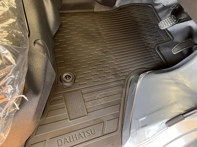 ハイゼットカーゴＤＸサポカーＳワイド適合　ラジオ　エアコン　アクセサリーソケット　コーナーセンサー　アイドリングストップ　光軸調整ダイヤル　横滑り防止機能　誤発進抑制機能　パワーウインドウ　キーレス（神奈川県）の中古車