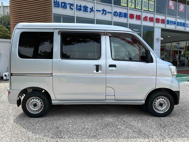 ハイゼットカーゴＤＸ　７インチメモリーナビ　バックカメラ　ＥＴＣ車載器保証１年間距離無制限付き　オーバーヘッドシェルフ　前席パワーウインドウ　アイドリングストップ　キーレスエントリー　純正ナビゲーション　ＥＴＣ車載器　リヤベンチシート（東京都）の中古車