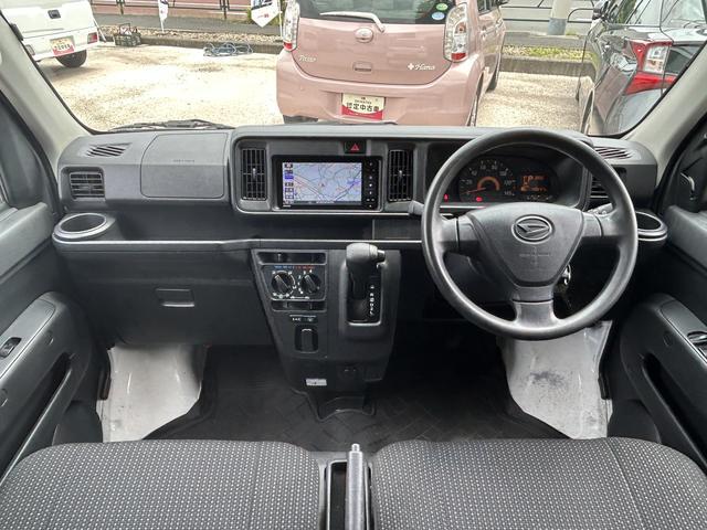 ハイゼットカーゴデラックス　純正７インチナビ　リヤベンチシート保証　新車保証・まごころ保証　１年間・走行距離無制限付き　純正７インチナビ　Ｂｌｕｅｔｏｏｔｈ接続　リヤベンチシート　前席パワーウインドウ　リヤソナーセンサー　マニュアルエアコン（東京都）の中古車
