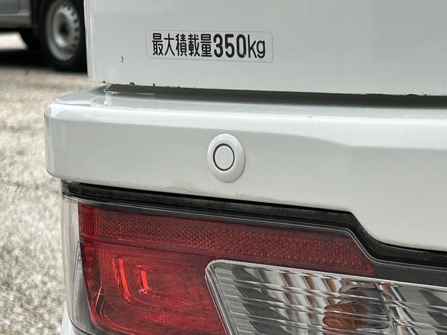 ハイゼットカーゴデラックス　純正７インチナビ　リヤベンチシート保証　新車保証・まごころ保証　１年間・走行距離無制限付き　純正７インチナビ　Ｂｌｕｅｔｏｏｔｈ接続　リヤベンチシート　前席パワーウインドウ　リヤソナーセンサー　マニュアルエアコン（東京都）の中古車