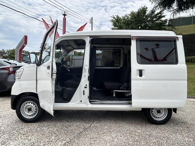 ハイゼットカーゴデラックス　純正７インチナビ　リヤベンチシート保証　新車保証・まごころ保証　１年間・走行距離無制限付き　純正７インチナビ　Ｂｌｕｅｔｏｏｔｈ接続　リヤベンチシート　前席パワーウインドウ　リヤソナーセンサー　マニュアルエアコン（東京都）の中古車