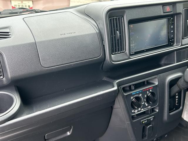 ハイゼットカーゴデラックス　純正７インチナビ　リヤベンチシート保証　新車保証・まごころ保証　１年間・走行距離無制限付き　純正７インチナビ　Ｂｌｕｅｔｏｏｔｈ接続　リヤベンチシート　前席パワーウインドウ　リヤソナーセンサー　マニュアルエアコン（東京都）の中古車