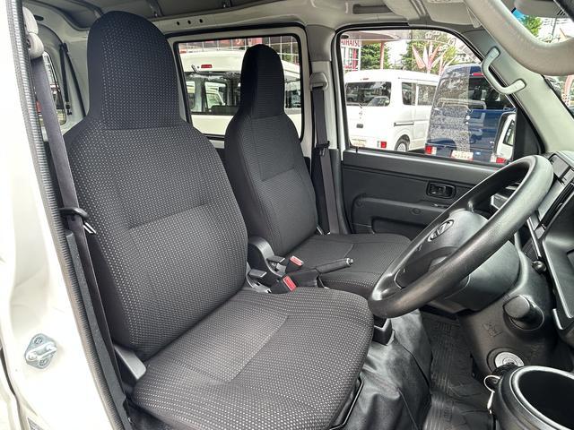 ハイゼットカーゴデラックス　純正７インチナビ　リヤベンチシート保証　新車保証・まごころ保証　１年間・走行距離無制限付き　純正７インチナビ　Ｂｌｕｅｔｏｏｔｈ接続　リヤベンチシート　前席パワーウインドウ　リヤソナーセンサー　マニュアルエアコン（東京都）の中古車