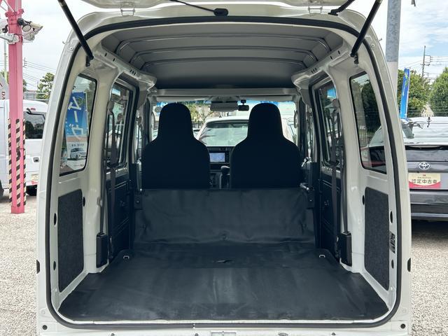 ハイゼットカーゴデラックス　純正７インチナビ　リヤベンチシート保証　新車保証・まごころ保証　１年間・走行距離無制限付き　純正７インチナビ　Ｂｌｕｅｔｏｏｔｈ接続　リヤベンチシート　前席パワーウインドウ　リヤソナーセンサー　マニュアルエアコン（東京都）の中古車