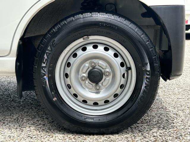 ハイゼットカーゴデラックス　純正７インチナビ　リヤベンチシート保証　新車保証・まごころ保証　１年間・走行距離無制限付き　純正７インチナビ　Ｂｌｕｅｔｏｏｔｈ接続　リヤベンチシート　前席パワーウインドウ　リヤソナーセンサー　マニュアルエアコン（東京都）の中古車