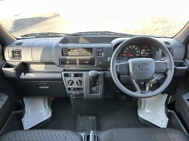 ハイゼットカーゴデラックス　前席パワーウインドウ　キーレスエントリー　４ＷＤ保証　新車保証・まごころ保証　１年間・走行距離無制限付き　前席パワーウインドウ　キーレスエントリー　リヤベンチシート　コーナーセンサー　４ＷＤ　アイドリングストップ　オートライト　オートハイビーム（東京都）の中古車