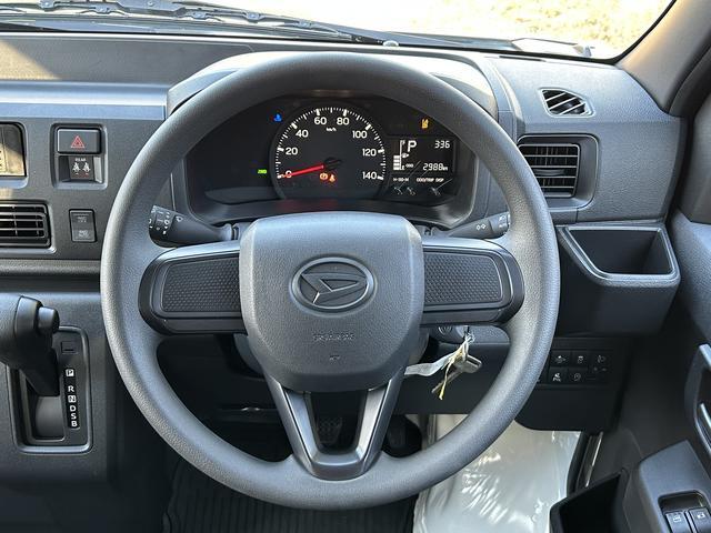 ハイゼットカーゴデラックス　前席パワーウインドウ　キーレスエントリー　４ＷＤ保証　新車保証・まごころ保証　１年間・走行距離無制限付き　前席パワーウインドウ　キーレスエントリー　リヤベンチシート　コーナーセンサー　４ＷＤ　アイドリングストップ　オートライト　オートハイビーム（東京都）の中古車