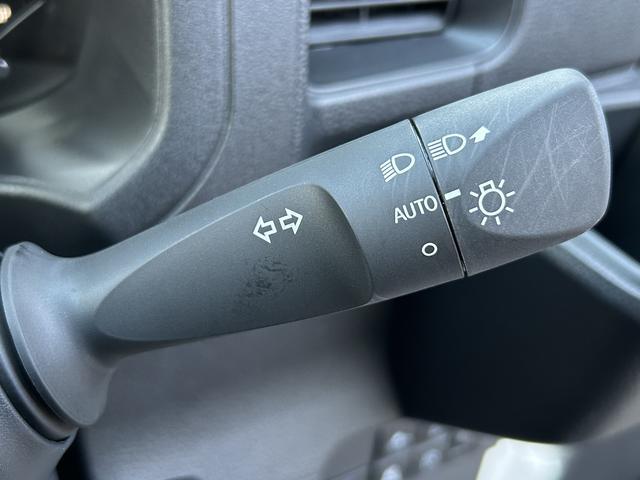 ハイゼットカーゴデラックス　前席パワーウインドウ　キーレスエントリー　４ＷＤ保証　新車保証・まごころ保証　１年間・走行距離無制限付き　前席パワーウインドウ　キーレスエントリー　リヤベンチシート　コーナーセンサー　４ＷＤ　アイドリングストップ　オートライト　オートハイビーム（東京都）の中古車