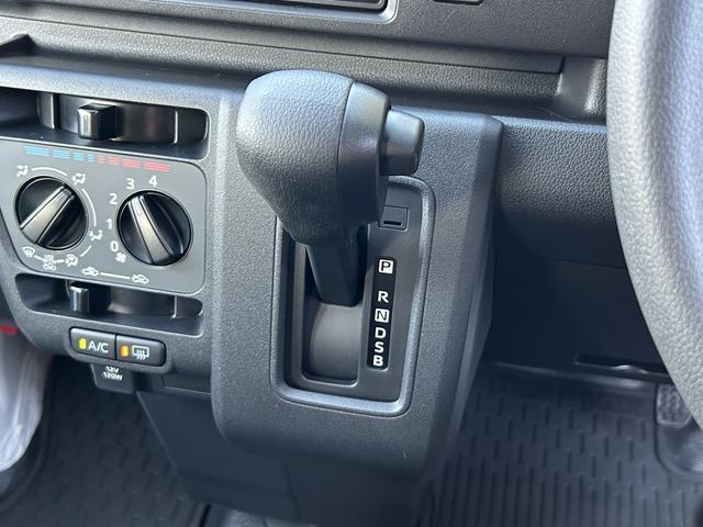 ハイゼットカーゴデラックス　前席パワーウインドウ　キーレスエントリー　４ＷＤ保証　新車保証・まごころ保証　１年間・走行距離無制限付き　前席パワーウインドウ　キーレスエントリー　リヤベンチシート　コーナーセンサー　４ＷＤ　アイドリングストップ　オートライト　オートハイビーム（東京都）の中古車