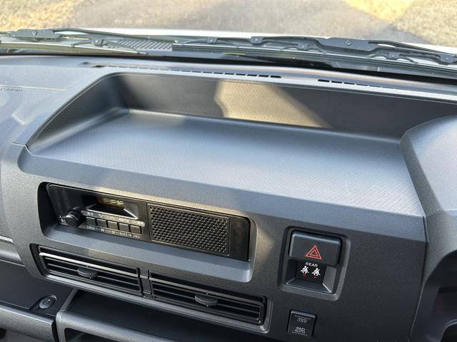 ハイゼットカーゴデラックス　前席パワーウインドウ　キーレスエントリー　４ＷＤ保証　新車保証・まごころ保証　１年間・走行距離無制限付き　前席パワーウインドウ　キーレスエントリー　リヤベンチシート　コーナーセンサー　４ＷＤ　アイドリングストップ　オートライト　オートハイビーム（東京都）の中古車