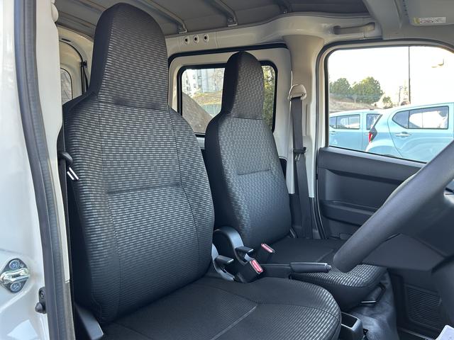 ハイゼットカーゴデラックス　前席パワーウインドウ　キーレスエントリー　４ＷＤ保証　新車保証・まごころ保証　１年間・走行距離無制限付き　前席パワーウインドウ　キーレスエントリー　リヤベンチシート　コーナーセンサー　４ＷＤ　アイドリングストップ　オートライト　オートハイビーム（東京都）の中古車