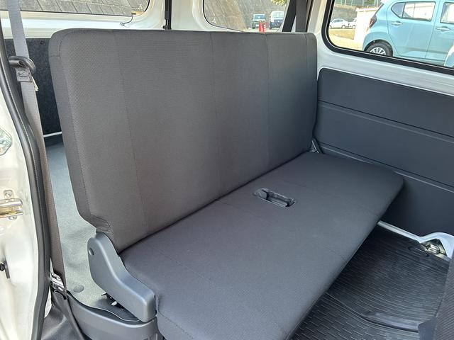 ハイゼットカーゴデラックス　前席パワーウインドウ　キーレスエントリー　４ＷＤ保証　新車保証・まごころ保証　１年間・走行距離無制限付き　前席パワーウインドウ　キーレスエントリー　リヤベンチシート　コーナーセンサー　４ＷＤ　アイドリングストップ　オートライト　オートハイビーム（東京都）の中古車