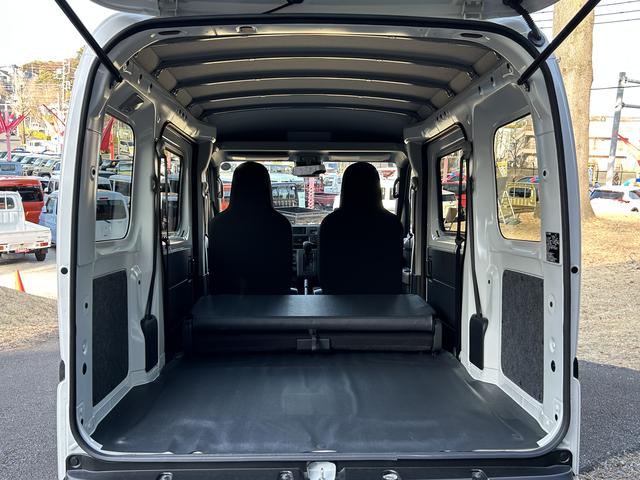 ハイゼットカーゴデラックス　前席パワーウインドウ　キーレスエントリー　４ＷＤ保証　新車保証・まごころ保証　１年間・走行距離無制限付き　前席パワーウインドウ　キーレスエントリー　リヤベンチシート　コーナーセンサー　４ＷＤ　アイドリングストップ　オートライト　オートハイビーム（東京都）の中古車