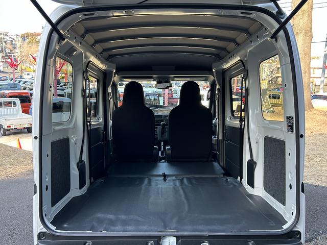 ハイゼットカーゴデラックス　前席パワーウインドウ　キーレスエントリー　４ＷＤ保証　新車保証・まごころ保証　１年間・走行距離無制限付き　前席パワーウインドウ　キーレスエントリー　リヤベンチシート　コーナーセンサー　４ＷＤ　アイドリングストップ　オートライト　オートハイビーム（東京都）の中古車