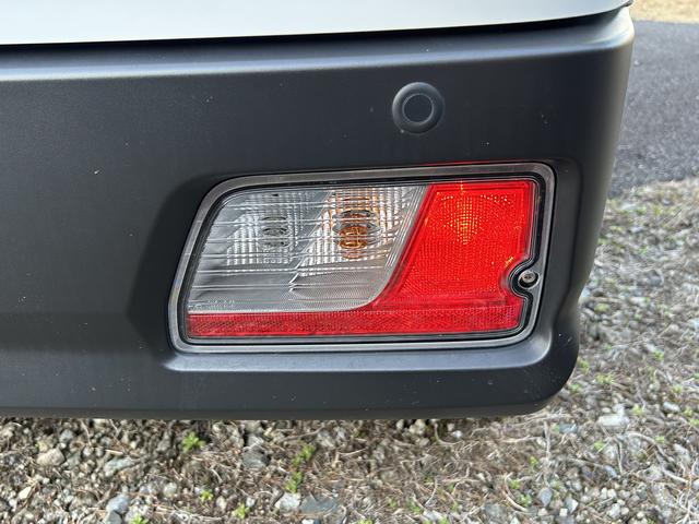 ハイゼットカーゴデラックス　前席パワーウインドウ　キーレスエントリー　４ＷＤ保証　新車保証・まごころ保証　１年間・走行距離無制限付き　前席パワーウインドウ　キーレスエントリー　リヤベンチシート　コーナーセンサー　４ＷＤ　アイドリングストップ　オートライト　オートハイビーム（東京都）の中古車