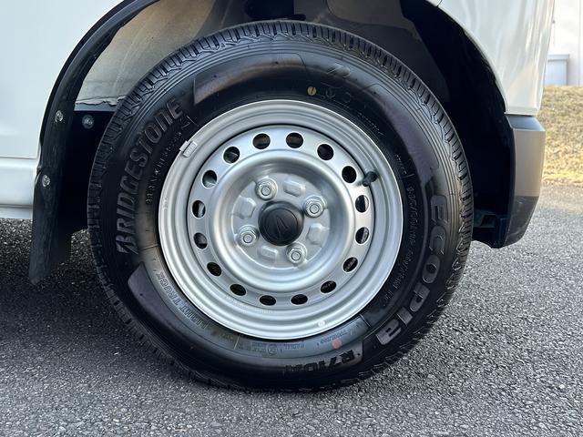 ハイゼットカーゴデラックス　前席パワーウインドウ　キーレスエントリー　４ＷＤ保証　新車保証・まごころ保証　１年間・走行距離無制限付き　前席パワーウインドウ　キーレスエントリー　リヤベンチシート　コーナーセンサー　４ＷＤ　アイドリングストップ　オートライト　オートハイビーム（東京都）の中古車