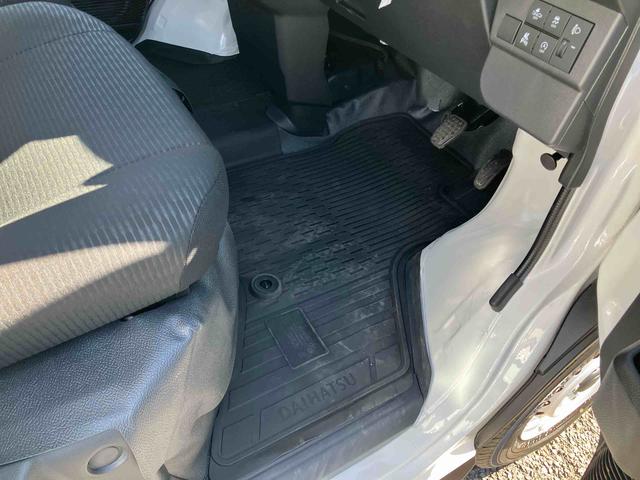 ハイゼットカーゴデラックスＡＭ／ＦＭラジオ／エアバッグ／オートライト／コーナーセンサー／スマートアシスト／パワーウインドウ／キーレスエントリー／ラバーマット／ハロゲンヘッドライト／アイドリングストップ（千葉県）の中古車