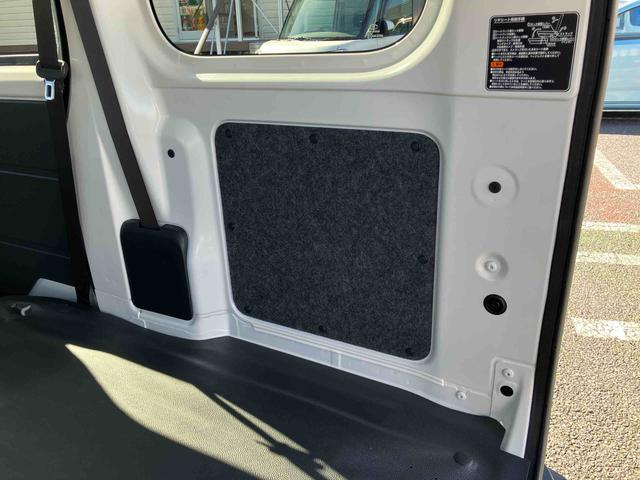 ハイゼットカーゴデラックスＡＭ／ＦＭラジオ／エアバッグ／オートライト／コーナーセンサー／スマートアシスト／パワーウインドウ／キーレスエントリー／ラバーマット／ハロゲンヘッドライト／アイドリングストップ（千葉県）の中古車