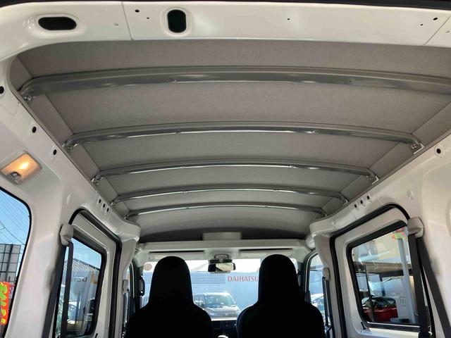 ハイゼットカーゴデラックスＡＭ／ＦＭラジオ／エアバッグ／オートライト／コーナーセンサー／スマートアシスト／パワーウインドウ／キーレスエントリー／ラバーマット／ハロゲンヘッドライト／アイドリングストップ（千葉県）の中古車