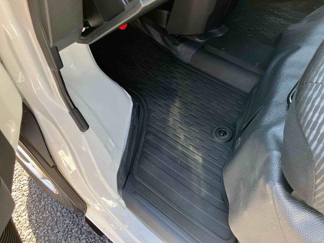 ハイゼットカーゴデラックスＡＭ／ＦＭラジオ／エアバッグ／オートライト／コーナーセンサー／スマートアシスト／パワーウインドウ／キーレスエントリー／ラバーマット／ハロゲンヘッドライト／アイドリングストップ（千葉県）の中古車