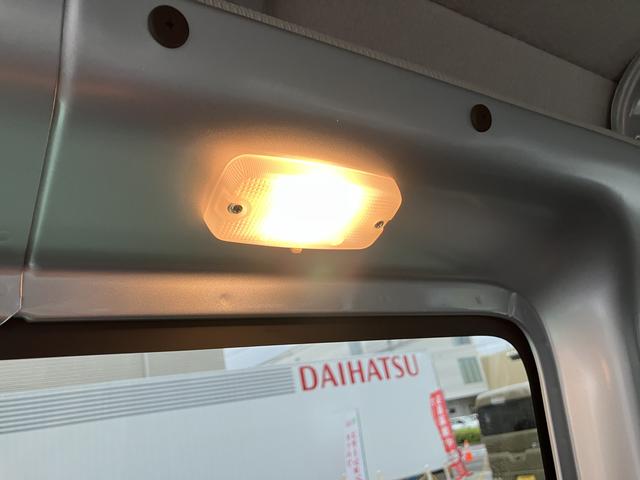 ハイゼットカーゴデラックスＳＡIII　ハロゲンヘッドライト　キーレス中古車保証・距離無制限、１年付き　純正ＡＭ／ＦＭラジオ　リアコーナーセンサー　スマートアシスト３　ラバーマット　ロングバイザー　後席ベンチシート（東京都）の中古車