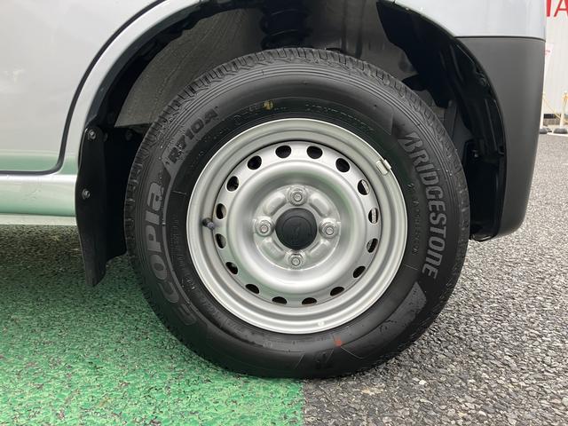 ハイゼットカーゴデラックスＳＡIII　ハロゲンヘッドライト　キーレス中古車保証・距離無制限、１年付き　純正ＡＭ／ＦＭラジオ　リアコーナーセンサー　スマートアシスト３　ラバーマット　ロングバイザー　後席ベンチシート（東京都）の中古車