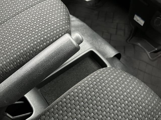 ハイゼットカーゴデラックスＳＡIII　ハロゲンヘッドライト　キーレス中古車保証・距離無制限、１年付き　純正ＡＭ／ＦＭラジオ　リアコーナーセンサー　スマートアシスト３　ラバーマット　ロングバイザー　後席ベンチシート（東京都）の中古車