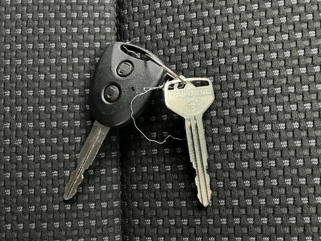 ハイゼットカーゴデラックスＳＡIII　ハロゲンヘッドライト　キーレス中古車保証・距離無制限、１年付き　純正ＡＭ／ＦＭラジオ　リアコーナーセンサー　スマートアシスト３　ラバーマット　ロングバイザー　後席ベンチシート（東京都）の中古車