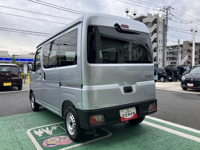 ハイゼットカーゴデラックス　コーナーセンサー　オーディオレス中古車保証・距離無制限、１年付き　オートライト　コーナーセンサー　ハロゲンヘッドライト　ラバーマット　キーレス　リアベンチシート　スモークガラス　オーディオレス　スライドドア（東京都）の中古車