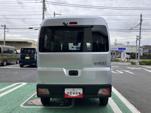 ハイゼットカーゴデラックス　コーナーセンサー　オーディオレス中古車保証・距離無制限、１年付き　オートライト　コーナーセンサー　ハロゲンヘッドライト　ラバーマット　キーレス　リアベンチシート　スモークガラス　オーディオレス　スライドドア（東京都）の中古車