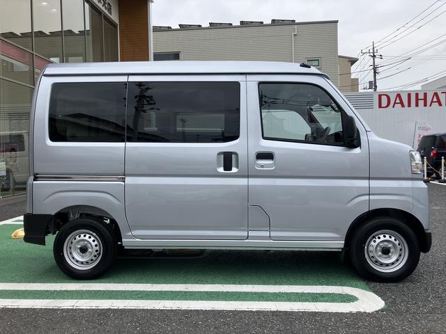 ハイゼットカーゴデラックス　コーナーセンサー　オーディオレス中古車保証・距離無制限、１年付き　オートライト　コーナーセンサー　ハロゲンヘッドライト　ラバーマット　キーレス　リアベンチシート　スモークガラス　オーディオレス　スライドドア（東京都）の中古車