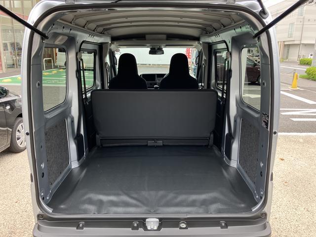 ハイゼットカーゴデラックス　コーナーセンサー　オーディオレス中古車保証・距離無制限、１年付き　オートライト　コーナーセンサー　ハロゲンヘッドライト　ラバーマット　キーレス　リアベンチシート　スモークガラス　オーディオレス　スライドドア（東京都）の中古車