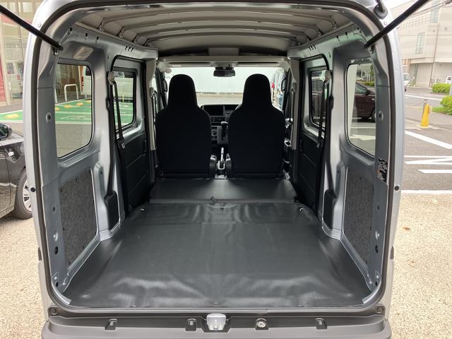 ハイゼットカーゴデラックス　コーナーセンサー　オーディオレス中古車保証・距離無制限、１年付き　オートライト　コーナーセンサー　ハロゲンヘッドライト　ラバーマット　キーレス　リアベンチシート　スモークガラス　オーディオレス　スライドドア（東京都）の中古車