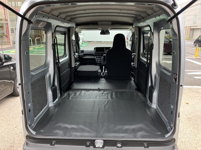 ハイゼットカーゴデラックス　コーナーセンサー　オーディオレス中古車保証・距離無制限、１年付き　オートライト　コーナーセンサー　ハロゲンヘッドライト　ラバーマット　キーレス　リアベンチシート　スモークガラス　オーディオレス　スライドドア（東京都）の中古車