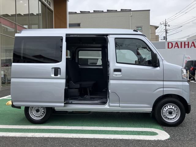 ハイゼットカーゴデラックス　コーナーセンサー　オーディオレス中古車保証・距離無制限、１年付き　オートライト　コーナーセンサー　ハロゲンヘッドライト　ラバーマット　キーレス　リアベンチシート　スモークガラス　オーディオレス　スライドドア（東京都）の中古車