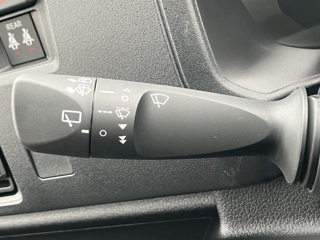 ハイゼットカーゴデラックス　コーナーセンサー　オーディオレス中古車保証・距離無制限、１年付き　オートライト　コーナーセンサー　ハロゲンヘッドライト　ラバーマット　キーレス　リアベンチシート　スモークガラス　オーディオレス　スライドドア（東京都）の中古車