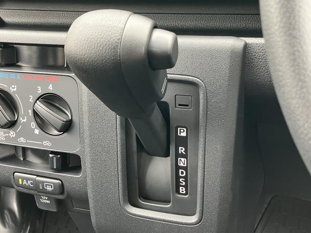 ハイゼットカーゴデラックス　コーナーセンサー　オーディオレス中古車保証・距離無制限、１年付き　オートライト　コーナーセンサー　ハロゲンヘッドライト　ラバーマット　キーレス　リアベンチシート　スモークガラス　オーディオレス　スライドドア（東京都）の中古車