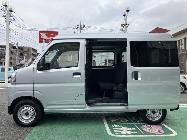 ハイゼットカーゴデラックス　コーナーセンサー　オーディオレス中古車保証・距離無制限、１年付き　オートライト　コーナーセンサー　ハロゲンヘッドライト　ラバーマット　キーレス　リアベンチシート　スモークガラス　オーディオレス　スライドドア（東京都）の中古車