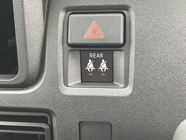 ハイゼットカーゴデラックス　コーナーセンサー　オーディオレス中古車保証・距離無制限、１年付き　オートライト　コーナーセンサー　ハロゲンヘッドライト　ラバーマット　キーレス　リアベンチシート　スモークガラス　オーディオレス　スライドドア（東京都）の中古車