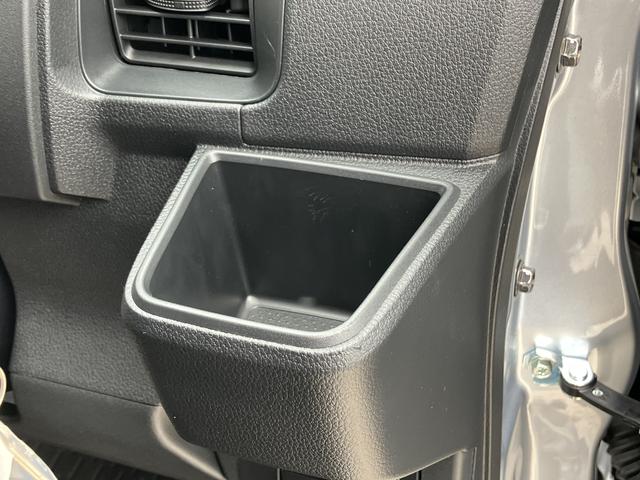 ハイゼットカーゴデラックス　コーナーセンサー　オーディオレス中古車保証・距離無制限、１年付き　オートライト　コーナーセンサー　ハロゲンヘッドライト　ラバーマット　キーレス　リアベンチシート　スモークガラス　オーディオレス　スライドドア（東京都）の中古車