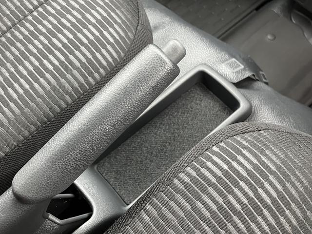 ハイゼットカーゴデラックス　コーナーセンサー　オーディオレス中古車保証・距離無制限、１年付き　オートライト　コーナーセンサー　ハロゲンヘッドライト　ラバーマット　キーレス　リアベンチシート　スモークガラス　オーディオレス　スライドドア（東京都）の中古車